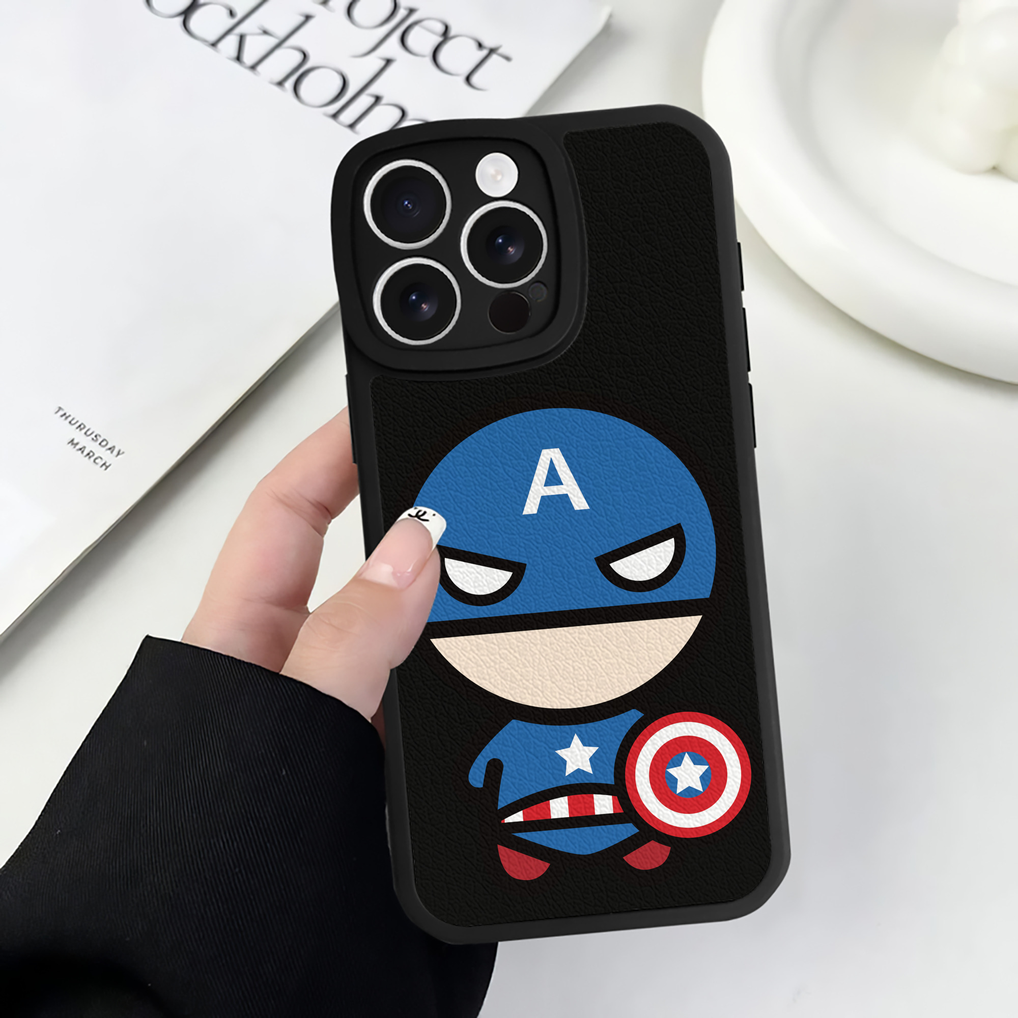 （画像用） アベンジャーズ The Avengers 【iPhone 16シリーズ対応】シリコンスマホケース（レザー調） 材質：シリコン